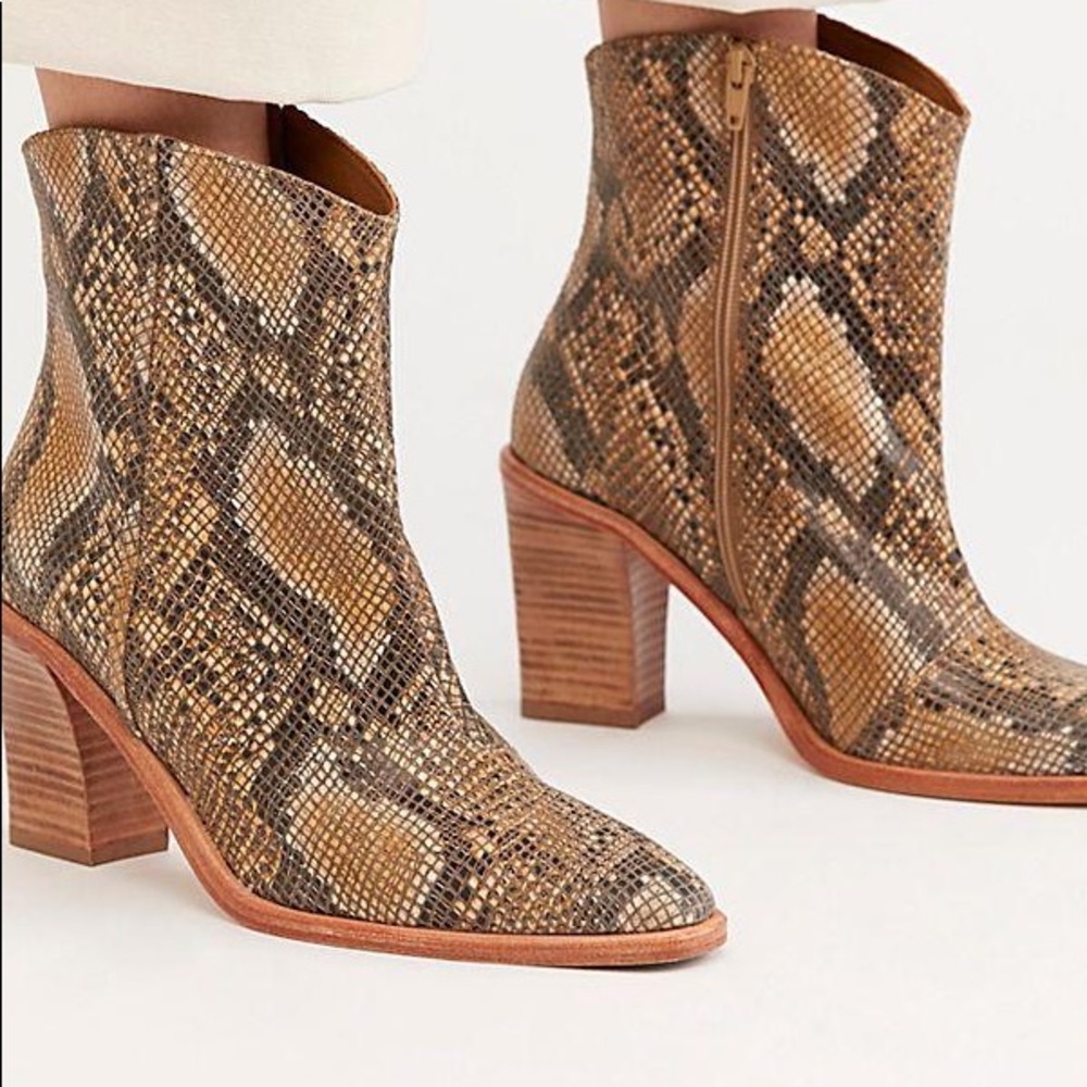 NEW FREE PEOPLE Barclay Ankle SNAKE Boots Size 7 - Picture 3 of 14